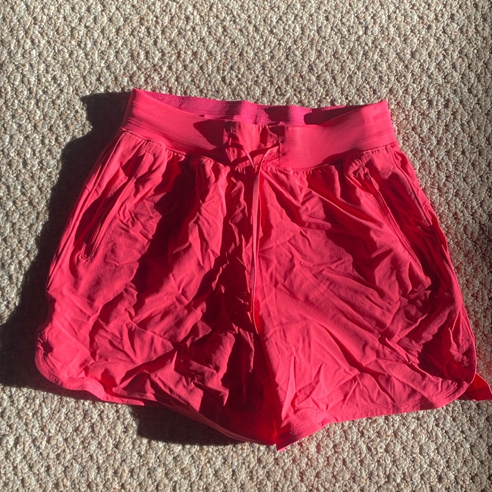NWOT 4 INCH LULULEMON SHORTS LIPGLOSS🩷🩷